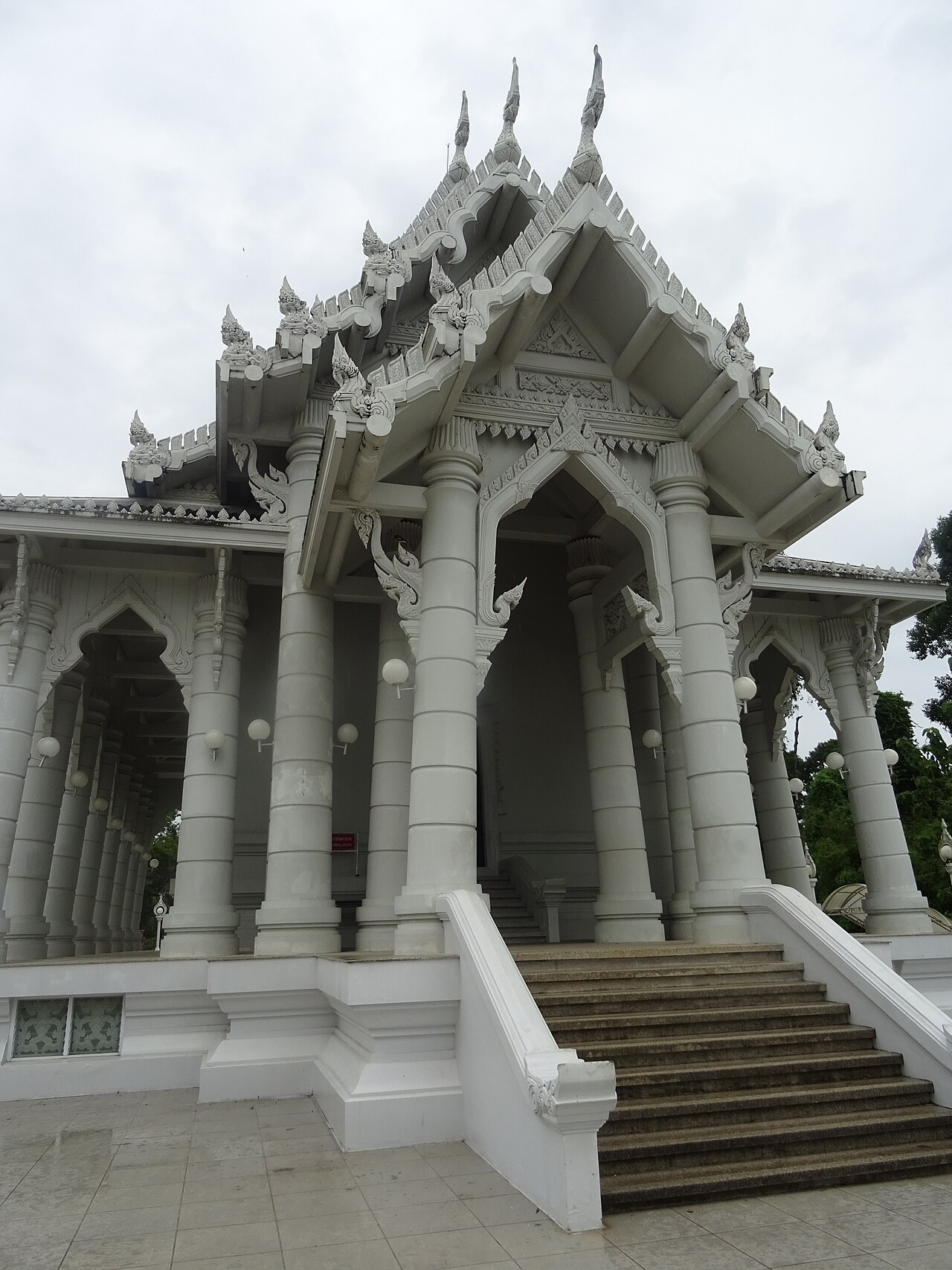 วัดแก้วโกวาราม (วัดกระบี่) — สถานที่ท่องเที่ยวสาธารณะ