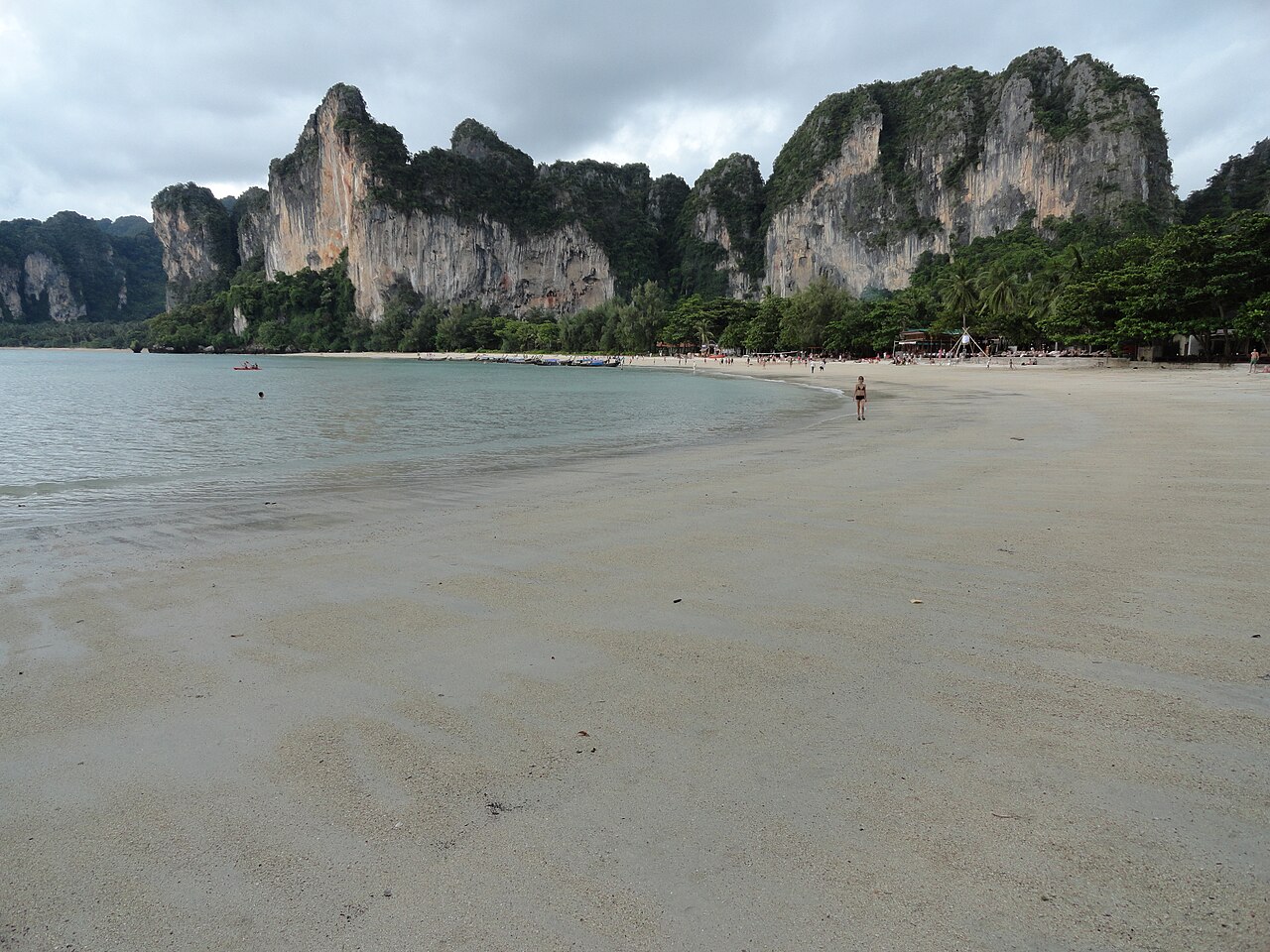 หาดไร่เลย์ตะวันออก — สถานที่ท่องเที่ยวสาธารณะ