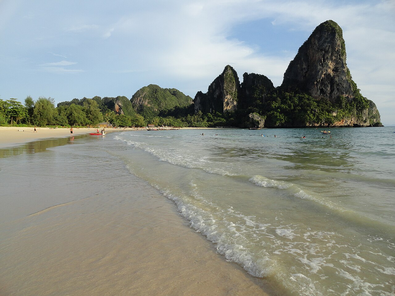หาดไร่เลย์ตะวันออก — สถานที่ท่องเที่ยวสาธารณะ