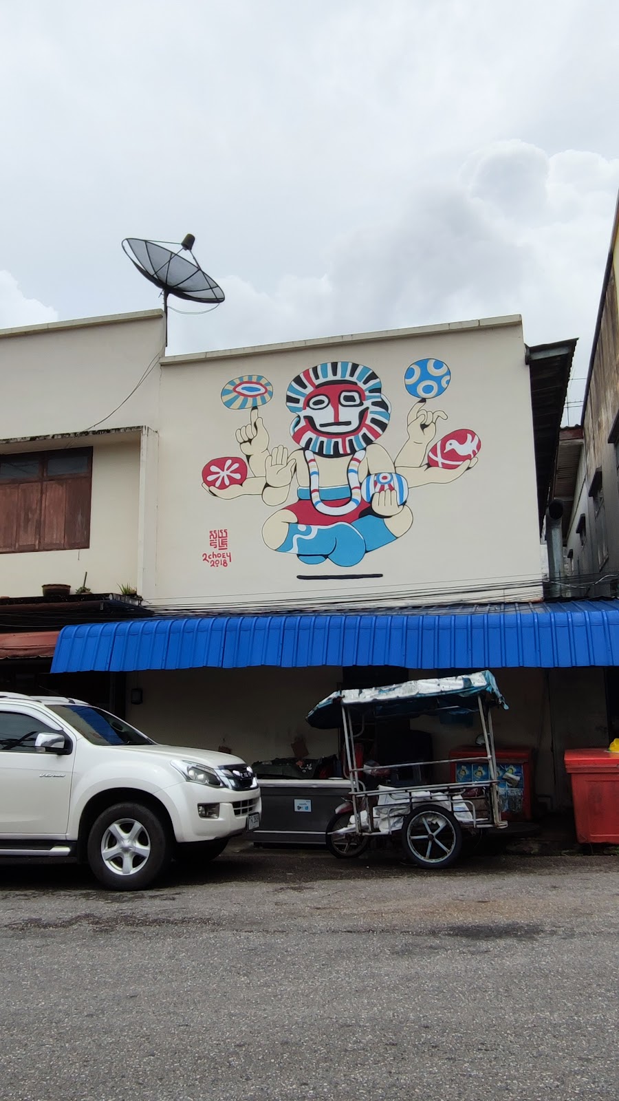 Krabi Street Art : Sun God Beads